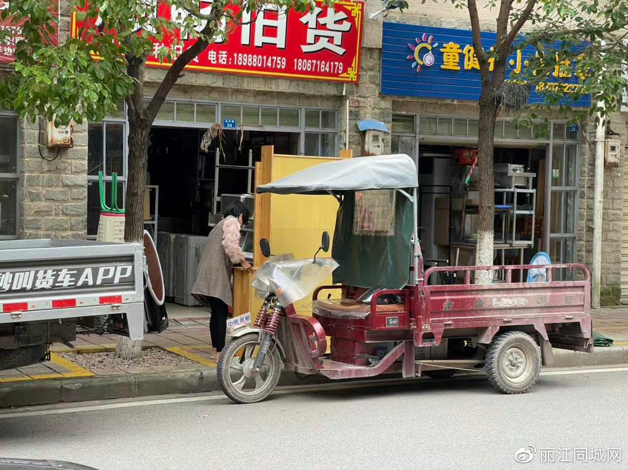 丽江金甲路和裕安路违停堵车严重？4.jpg