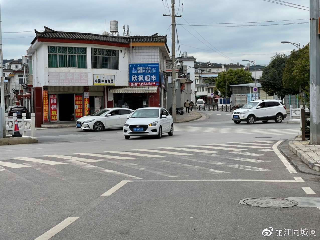 丽江金甲路和裕安路违停堵车严重？6.jpg