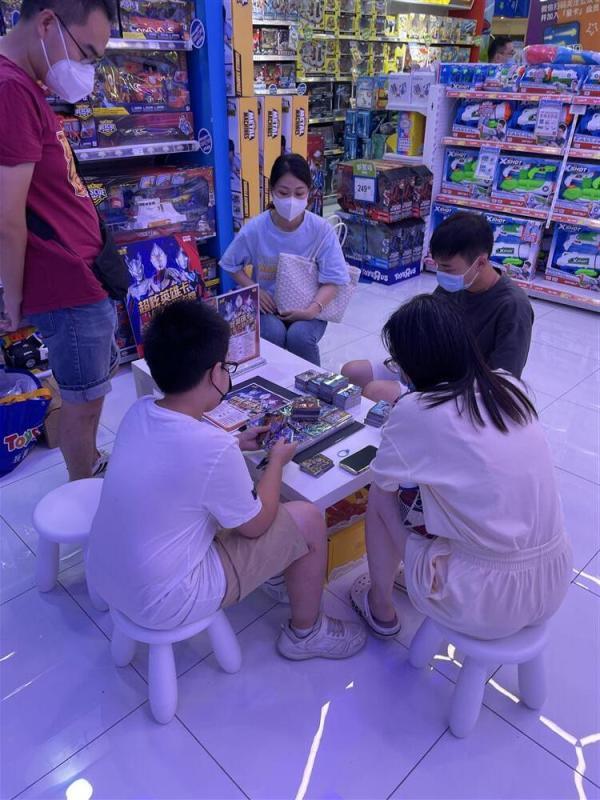 生产奥特曼卡片的老板，有人说卡片盲盒就是赌博，赚这样的钱不会善终！ (4).jpg