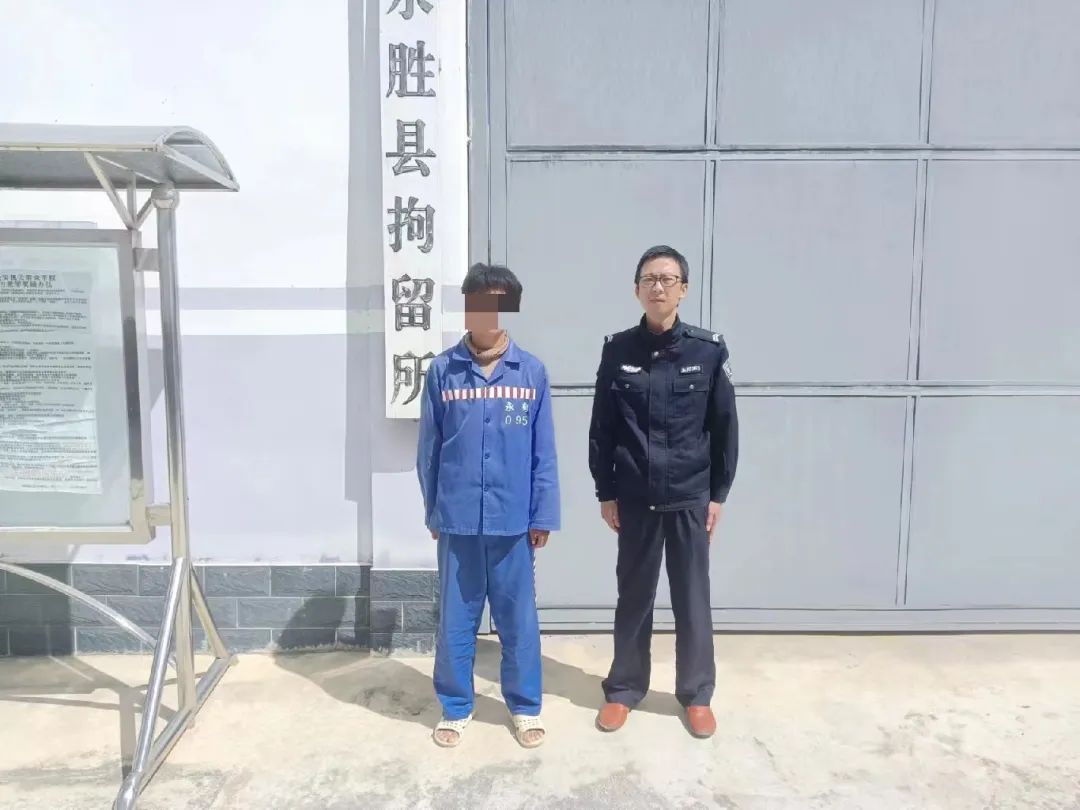 未戴安全头盔 永胜男子强行冲卡被拘留10日