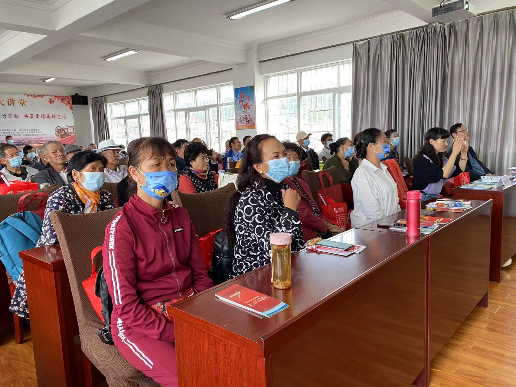丽江市多部门联动开展养老诈骗宣传教育活动  守好老人“钱袋子” (1).jpg