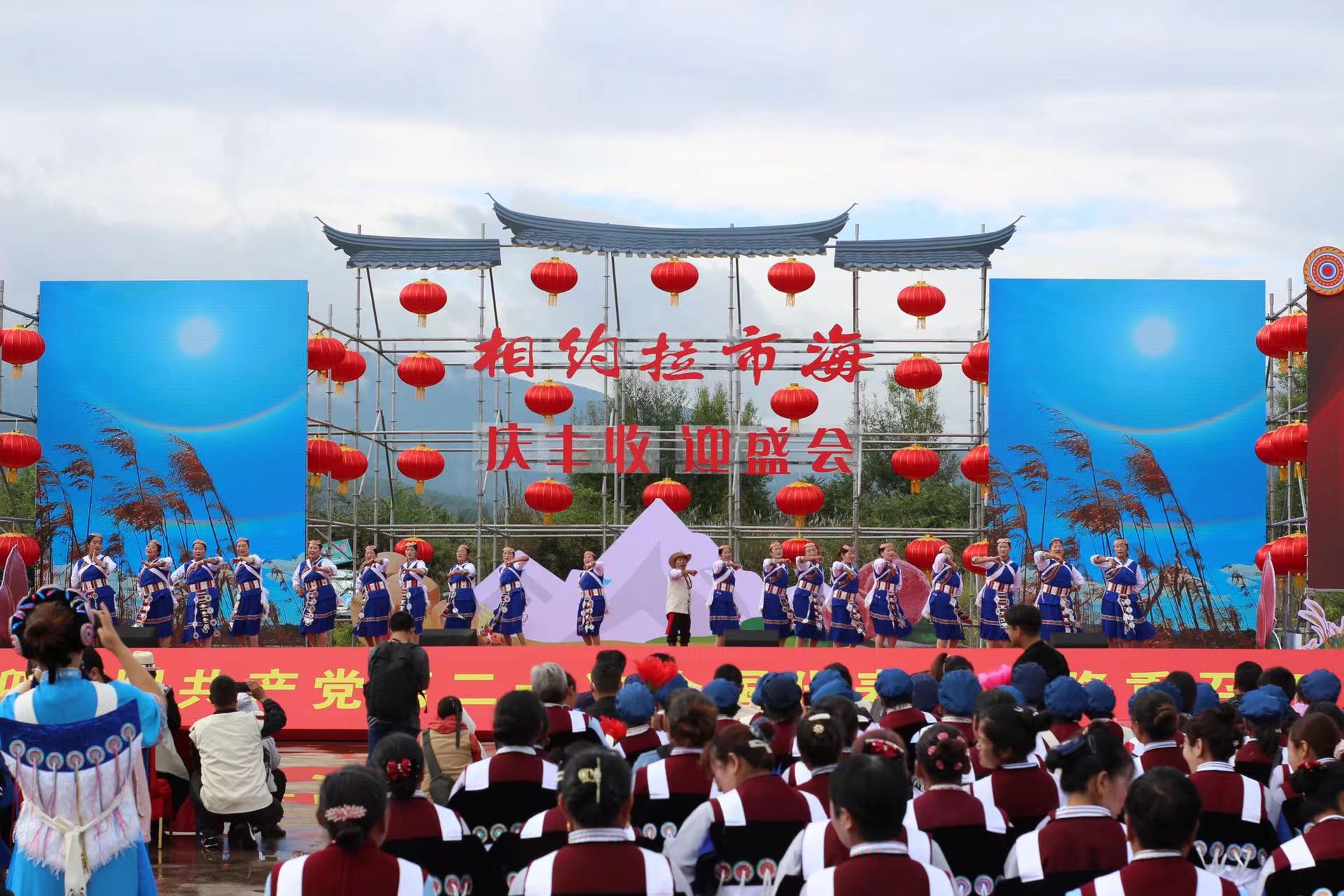丽江当季最优质雪桃汇聚一堂 现场打擂，桃王拍卖1000多元