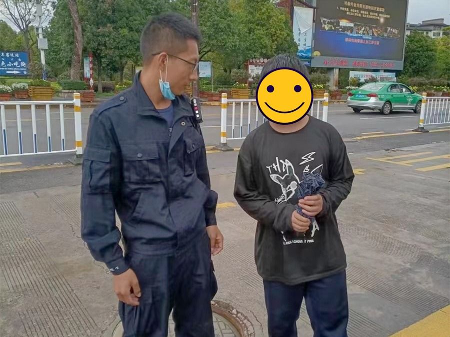 找钱包、找手机、找小孩~丽江古城公安为民服务样样都在行！ (1).jpg