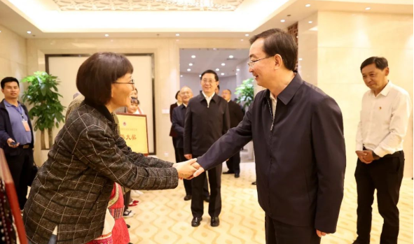 “文华大奖”获奖话剧《桂梅老师》汇报演出在昆举行 (1).png