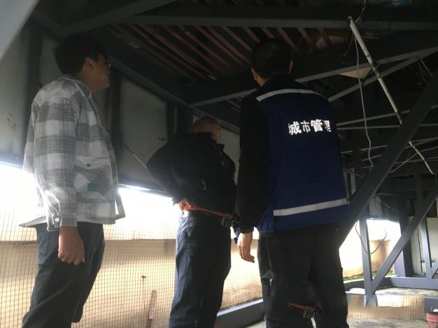 古城区城市管理局排查户外广告230块 25块存在违规及安全隐患