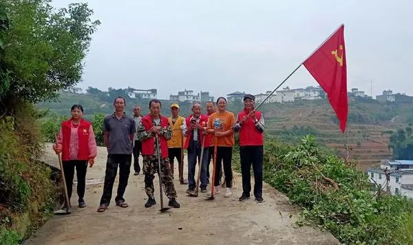 华坪县兴民社区二支部开展“我为群众办实事，清洁行动暖人心”活动