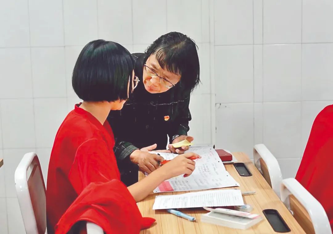 张桂梅将代表云南出席党的二十大代表风采.jpg