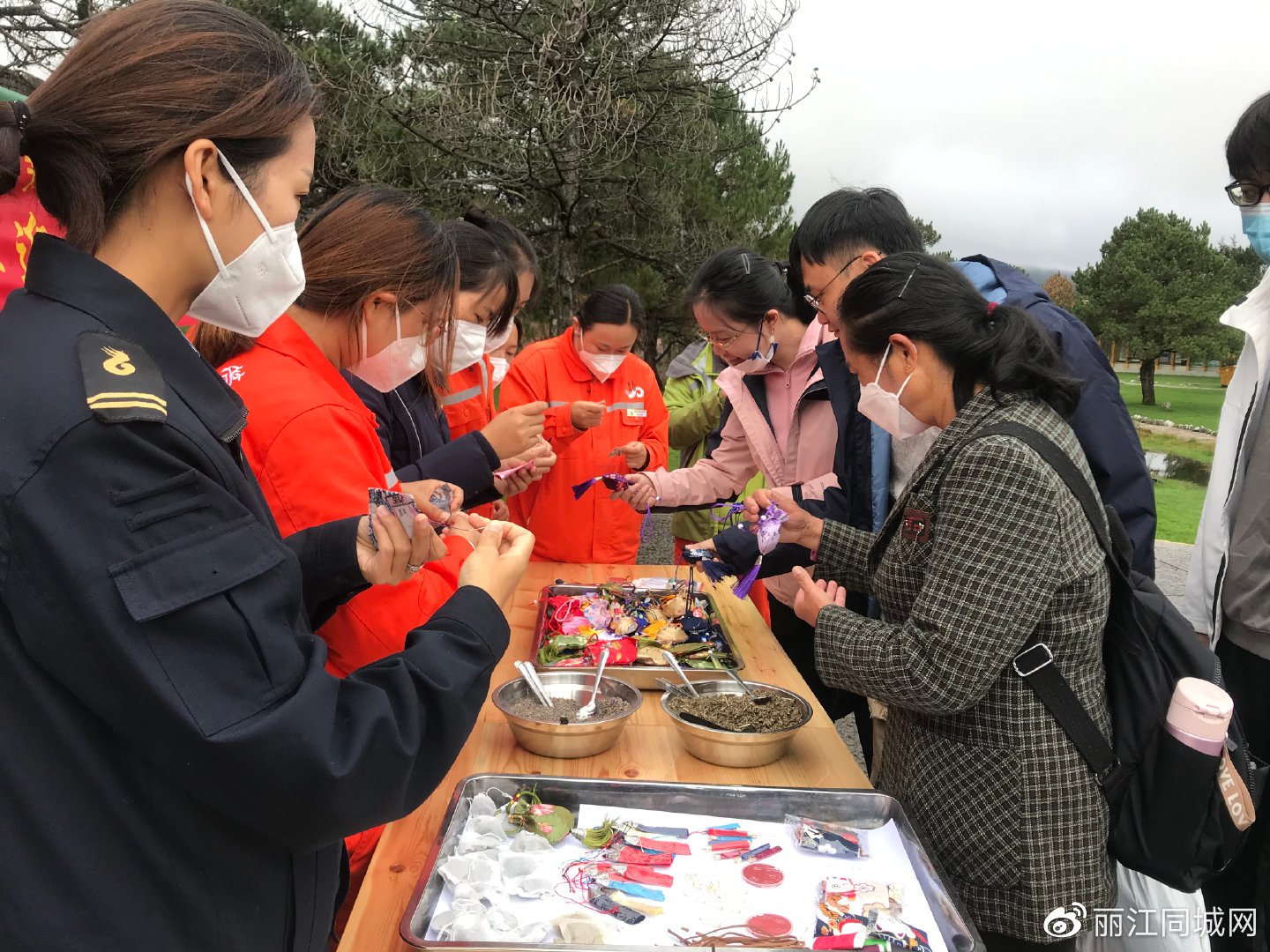 制香囊、免费义诊 玉龙雪山景区开展重阳节主题活动 (4).jpg