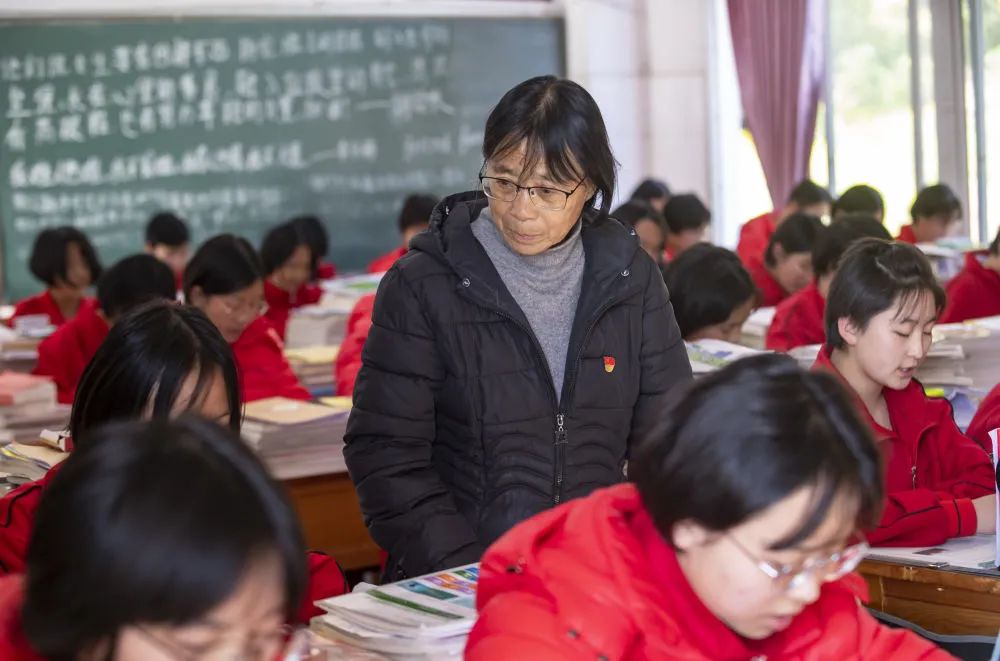 “抱着病躯点亮万千大山女孩的梦想，照亮她们的前程”！《光明日报》再次点赞张桂梅