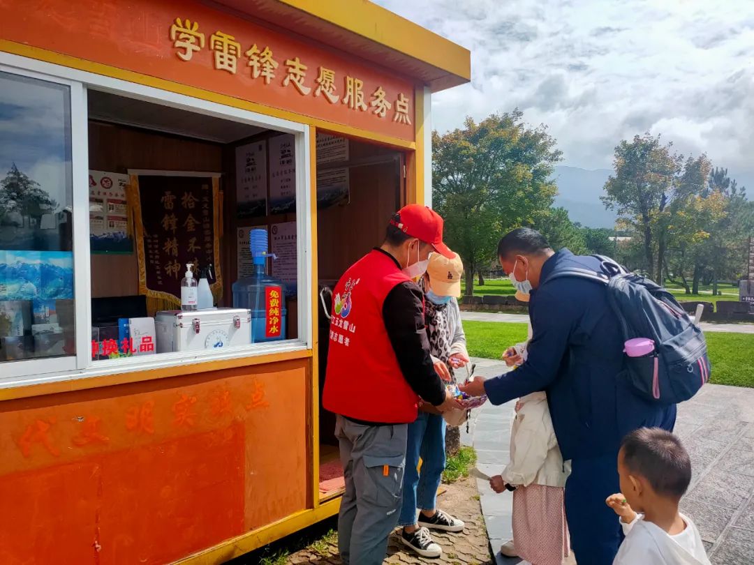 以志愿服务之心，在玉龙雪山景区扬起“中国红”