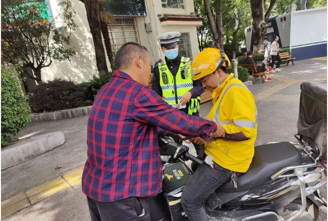 外卖小哥捡到身份证 交警帮忙找到失主