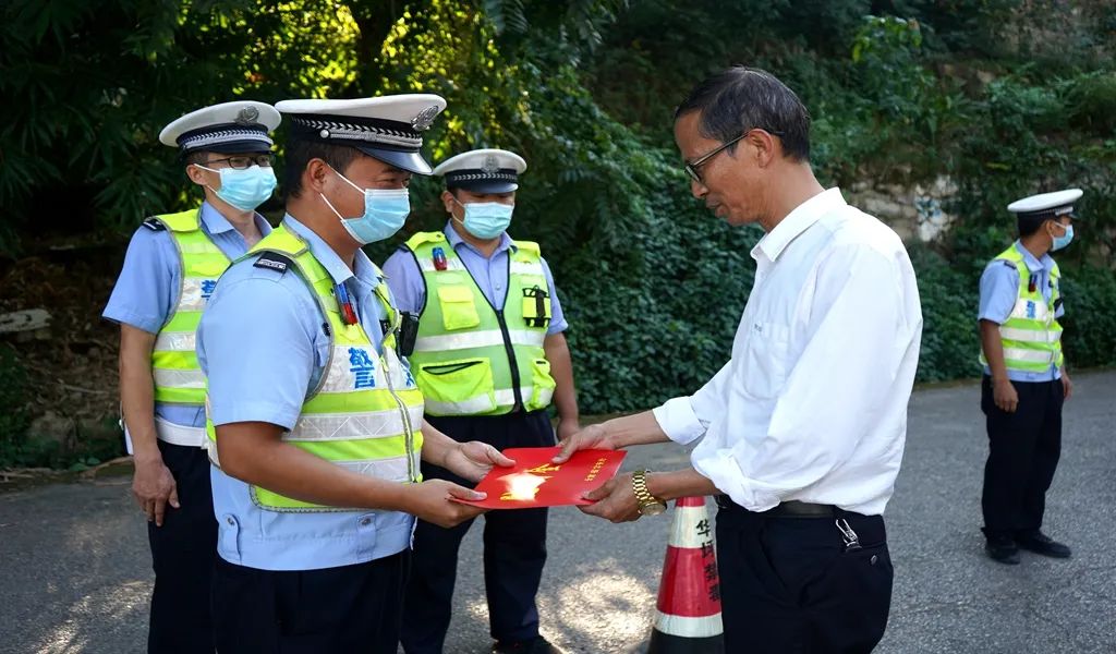 李晓林副局长到华坪县公安局看望慰问一线民辅警