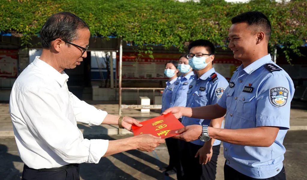 李晓林副局长到华坪县公安局看望慰问一线民辅警