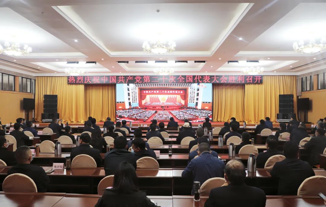 玉龙各族干部群众积极收听收看党的二十大开幕会盛况.jpg