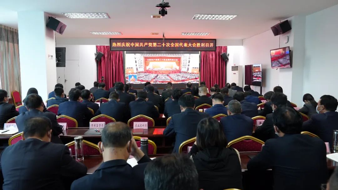 永胜县各族干部群众收听收看党的二十大开幕会.jpg