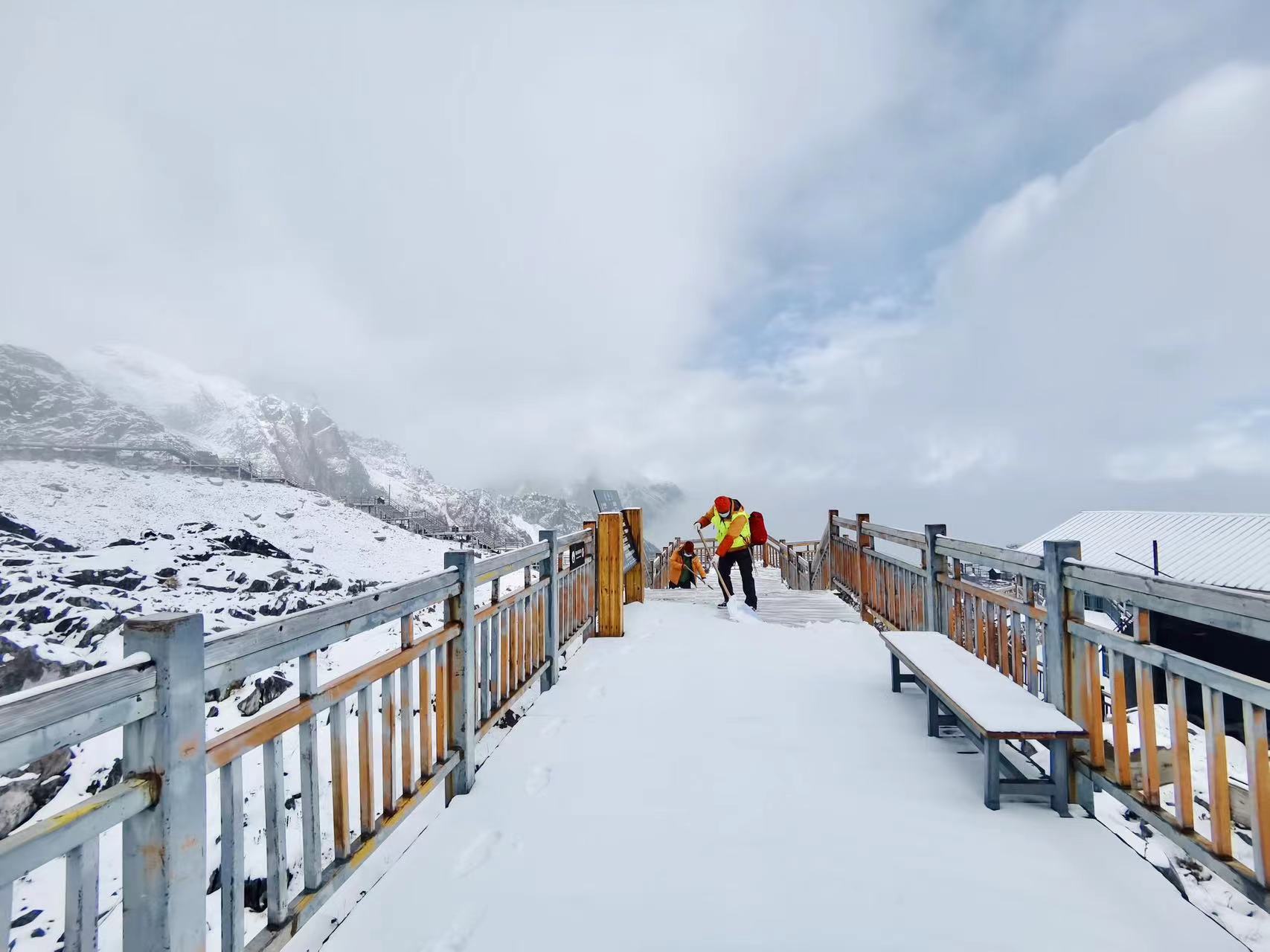 奔赴一场盛会 玉龙雪山下雪了 (2).jpg