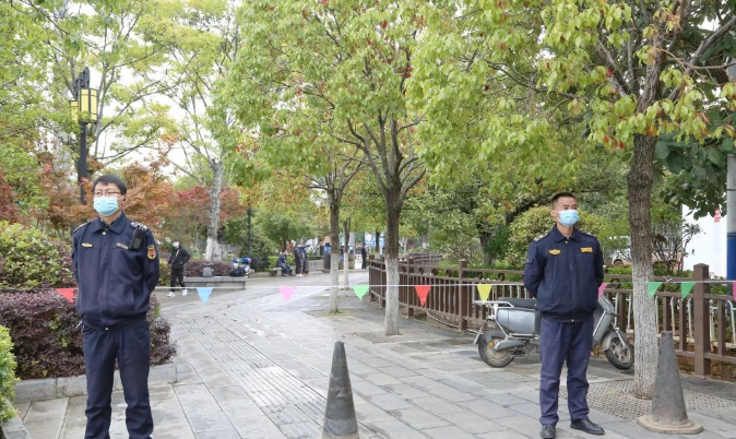 丽江钟楼的两块电子屏被拆了，香格里大道的这块大型广告牌也正在拆除当中……
