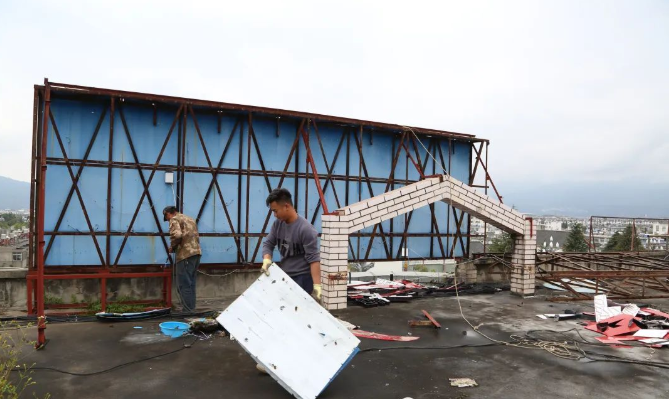 丽江钟楼的两块电子屏被拆了，香格里大道的这块大型广告牌也正在拆除当中……