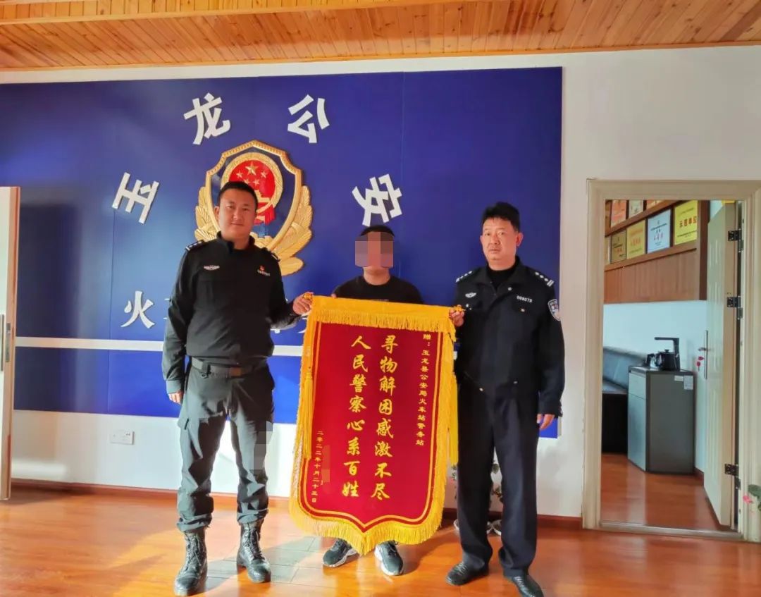 下车时错拿背包  民警三小时寻回.jpg