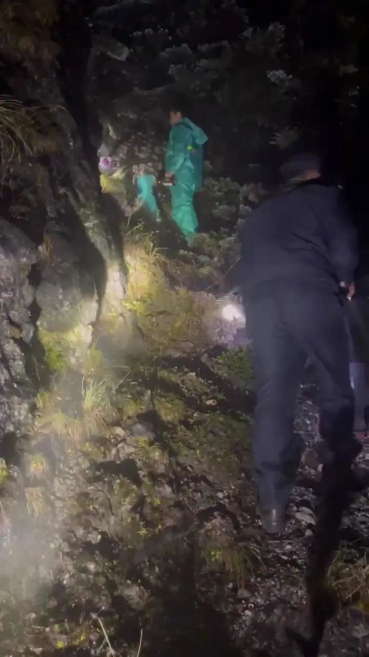 外地小伙私自攀爬雪山被困  5个小时紧急搜救 (2).jpg