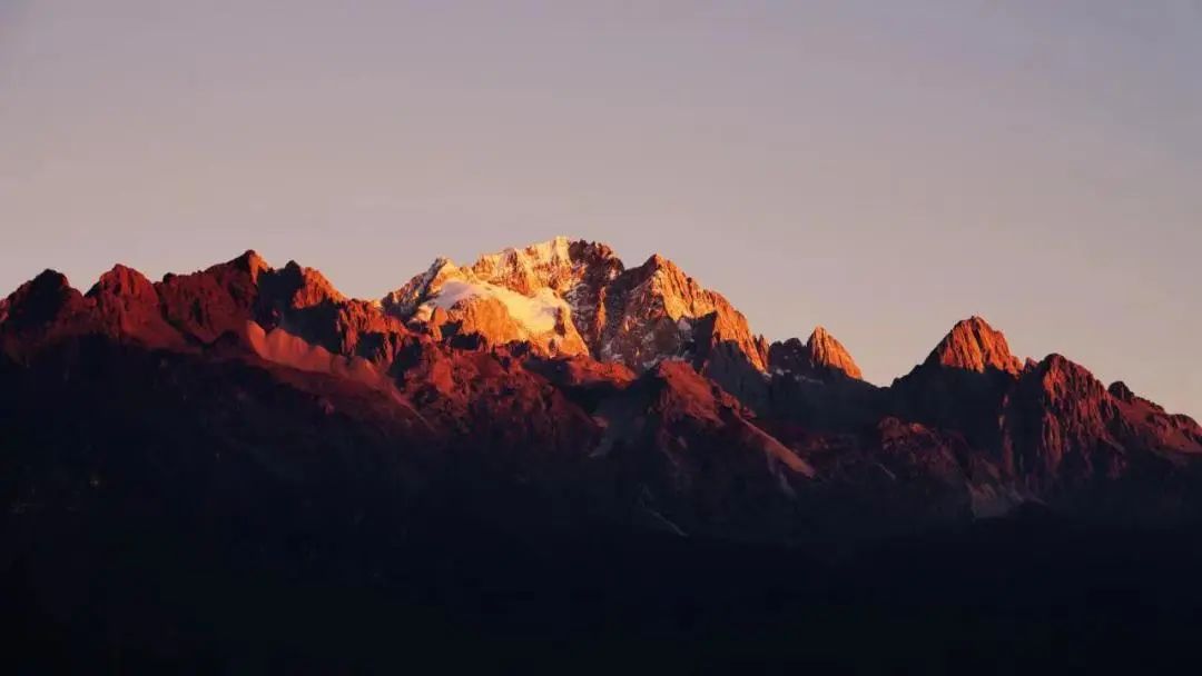 玉龙雪山“日照金山”季正式开启，持续至年底！