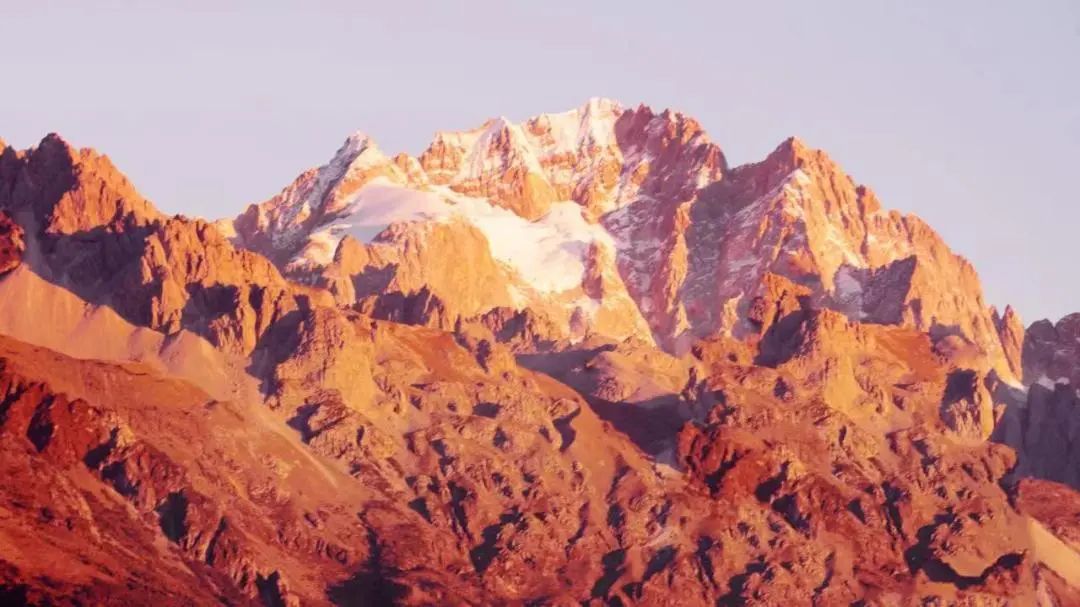 玉龙雪山“日照金山”季正式开启，持续至年底！