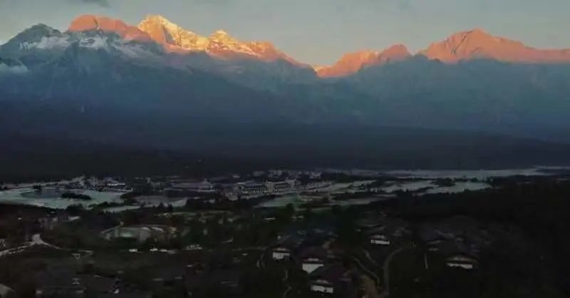 玉龙雪山“日照金山”季正式开启，持续至年底！