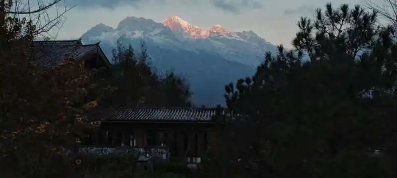 玉龙雪山“日照金山”季正式开启，持续至年底！