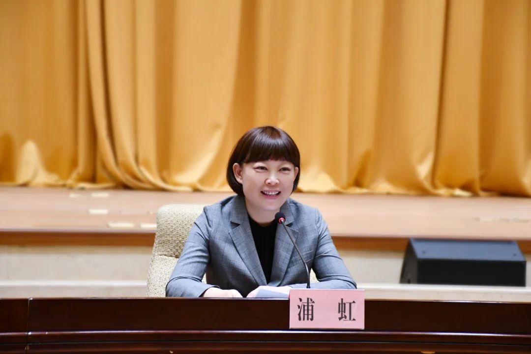 浦虹向离退休干部宣讲党的二十大精神.jpg