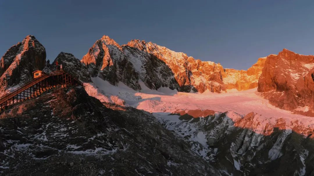 玉龙雪山冰川公园索道推出观“日照金山”系列体验活动