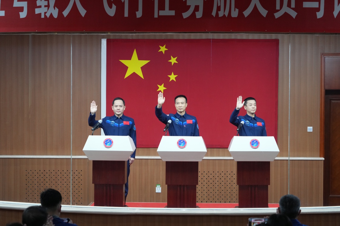 神十五航天员首次集体亮相，简历公布1.jpg