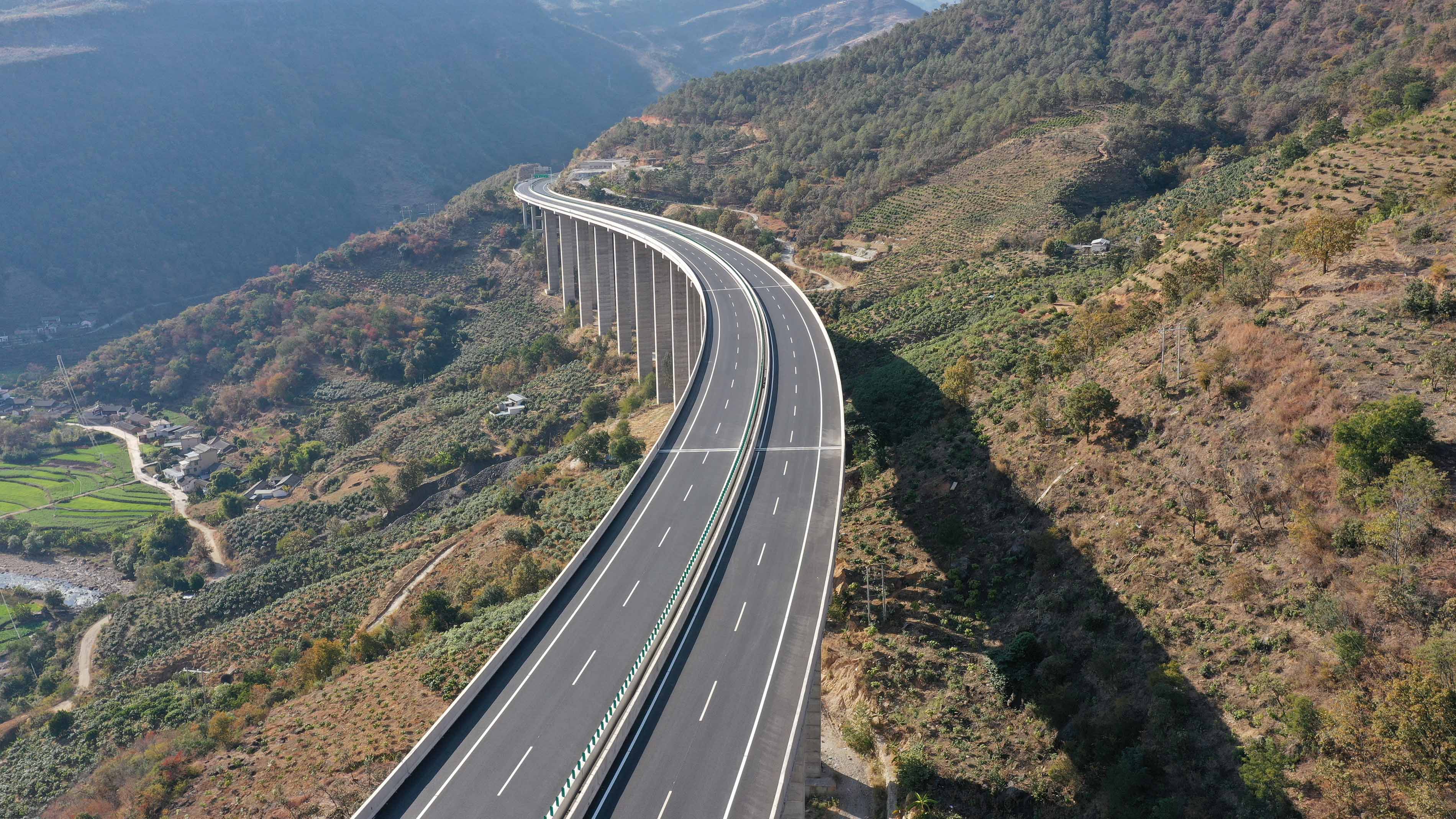 华丽高速营盘山隧道今日试通车1