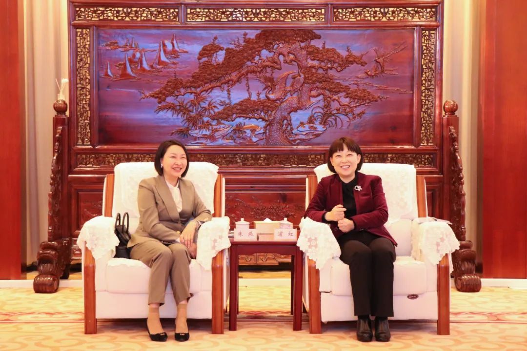 浦虹会见加拿大云南总商会会长朱燕