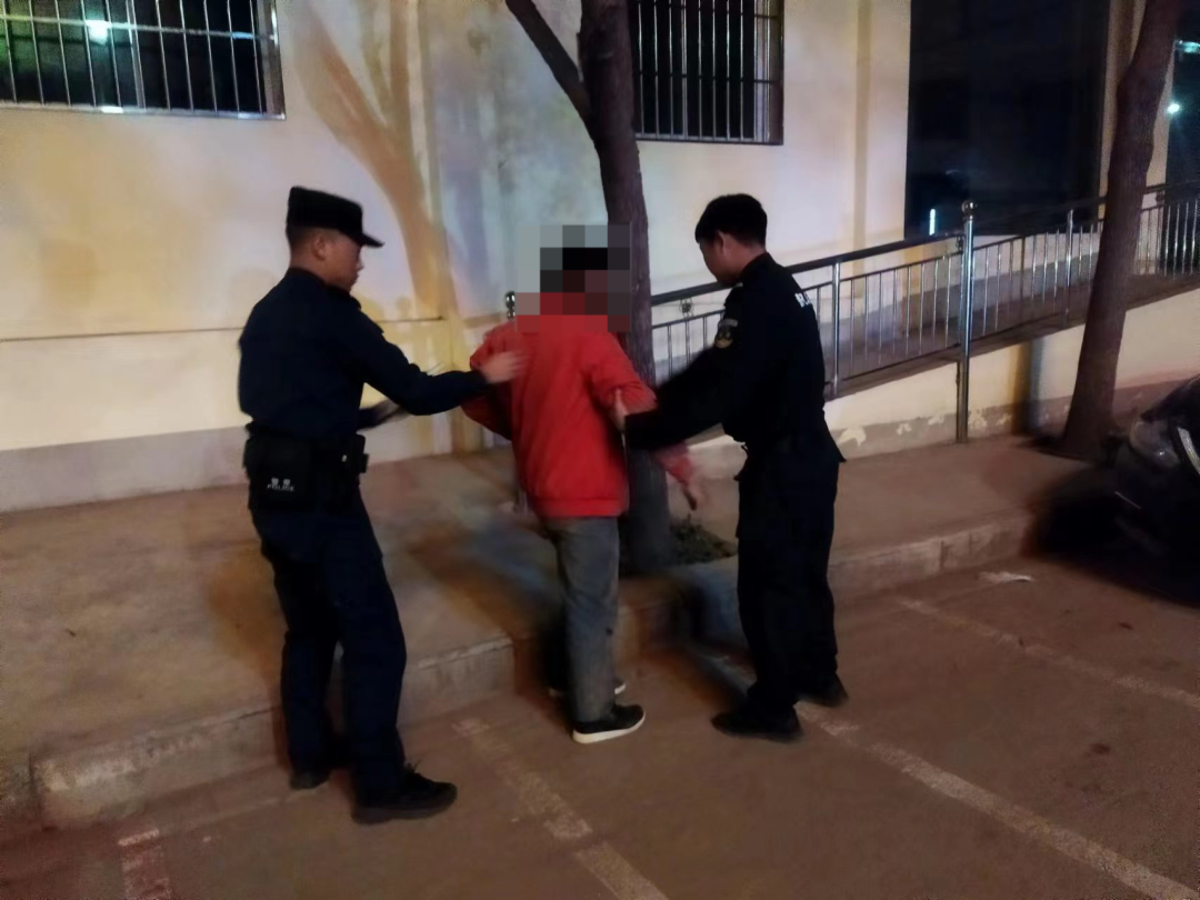 永胜民警深夜救助醉酒群众