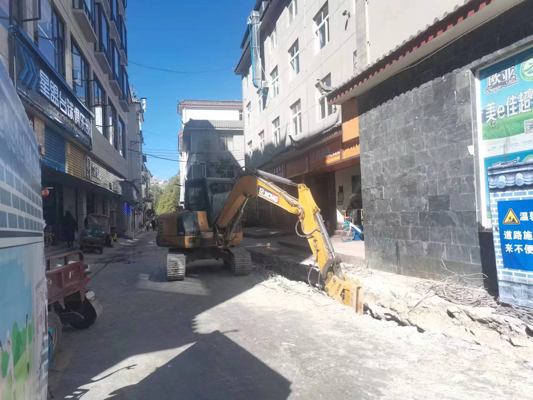 最近，丽江不少大街小巷道路都在开挖  原来是……