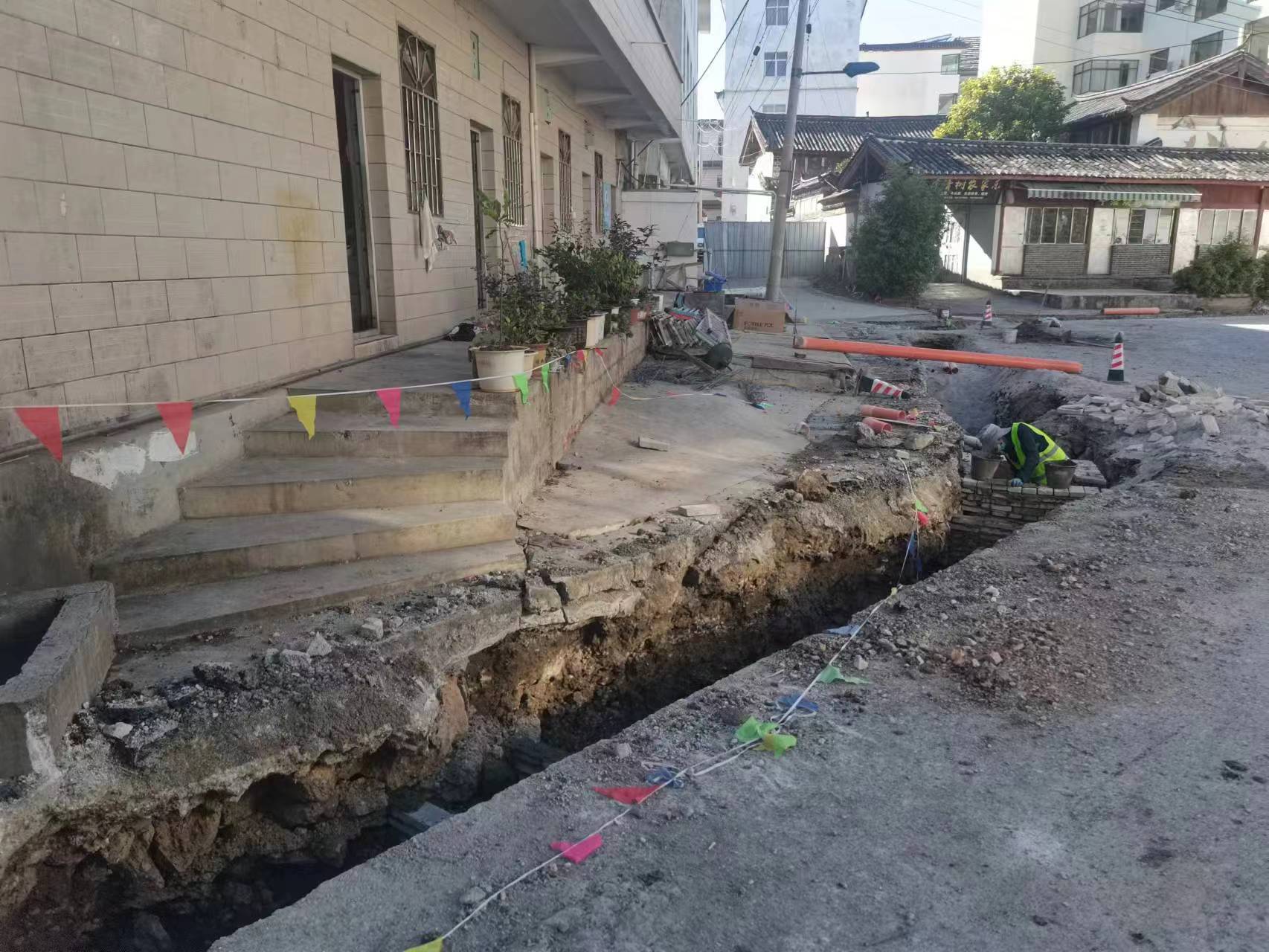最近，丽江不少大街小巷道路都在开挖  原来是……