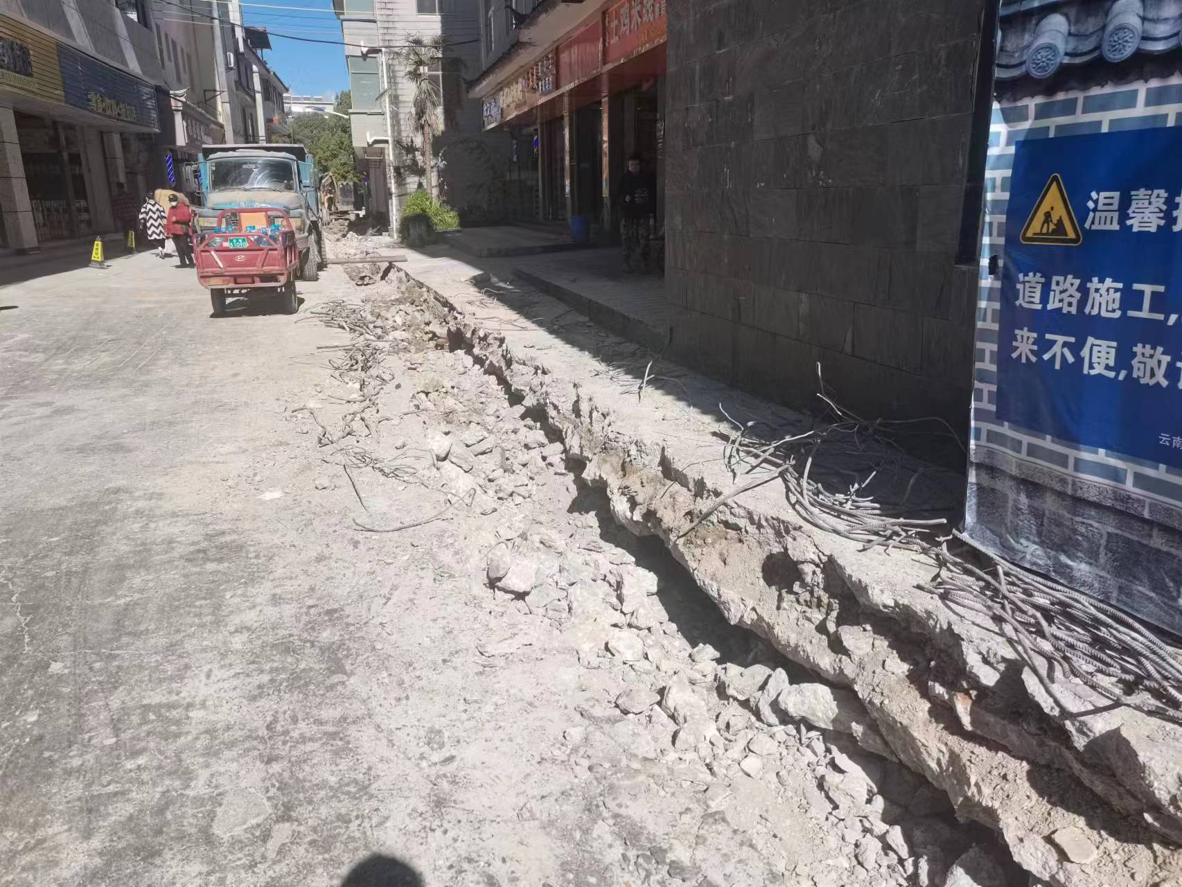 最近，丽江不少大街小巷道路都在开挖  原来是……