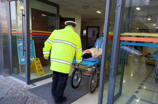 丽江交警紧急护送急症病人就医.png