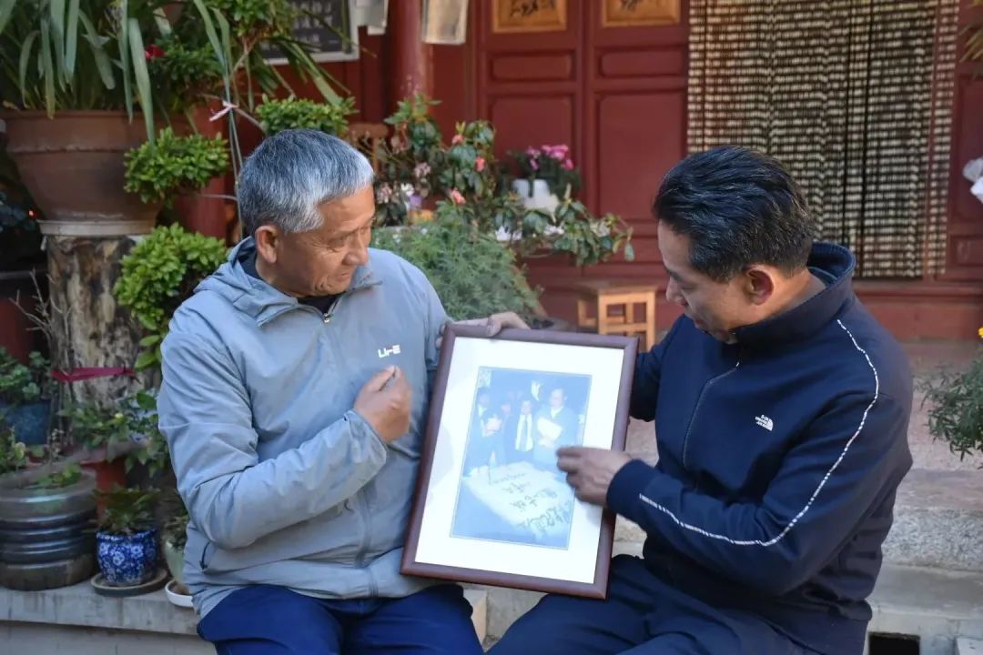 江泽民同志永远活在我们心中——我市干部群众深切缅怀江泽民同志 (3).jpg