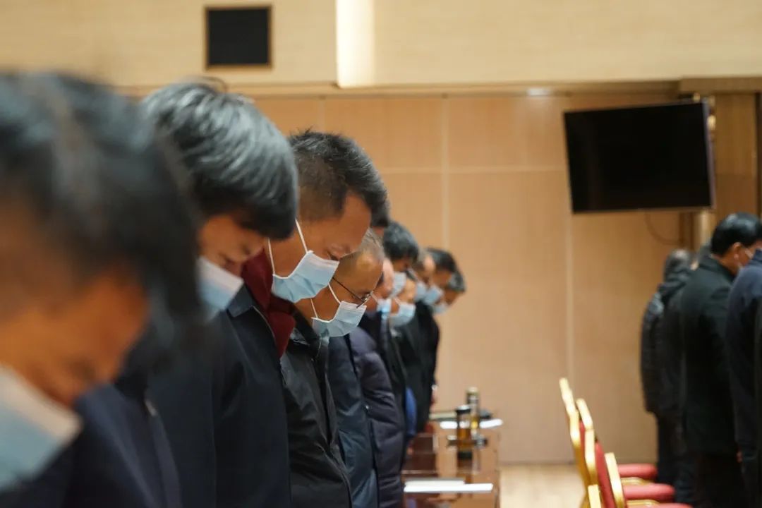 丽江各族干部群众收听收看追悼大会 沉痛悼念江泽民同志 (5).jpg