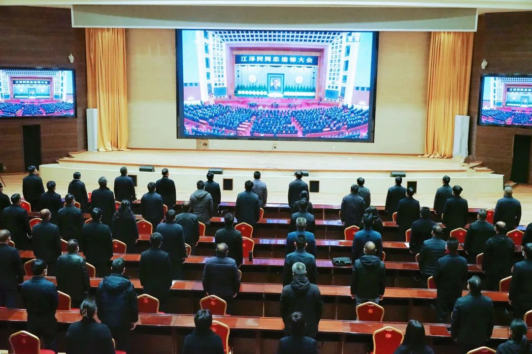 丽江各族干部群众收听收看追悼大会 沉痛悼念江泽民同志 (3).jpg