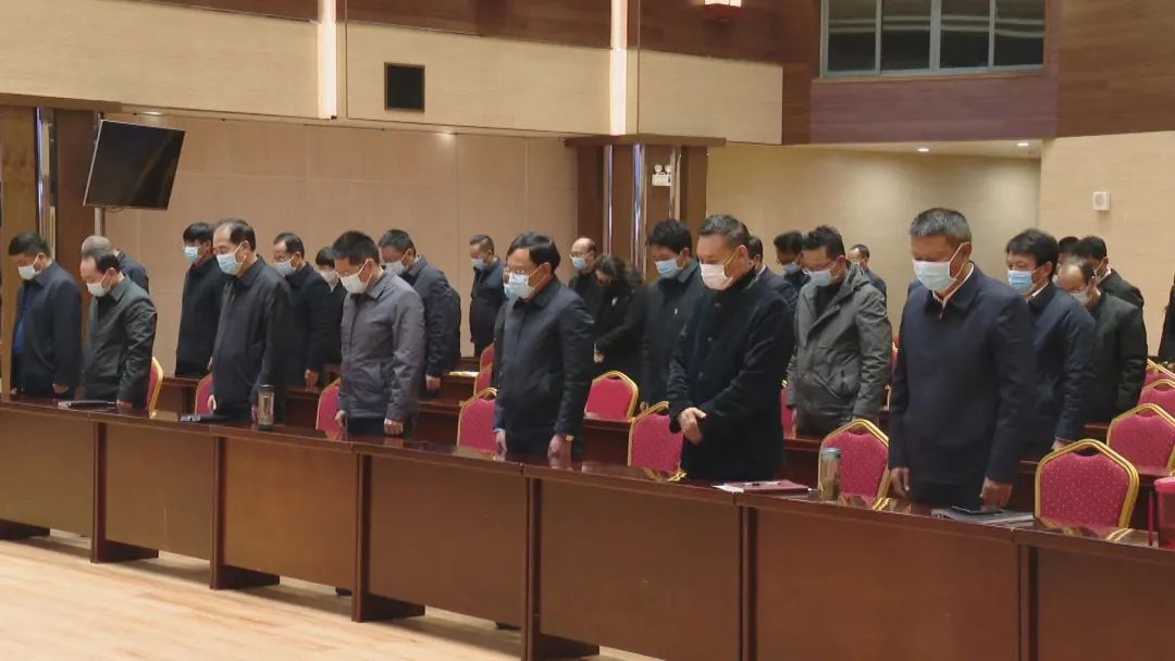 丽江各族干部群众收听收看追悼大会 沉痛悼念江泽民同志 (4).jpg