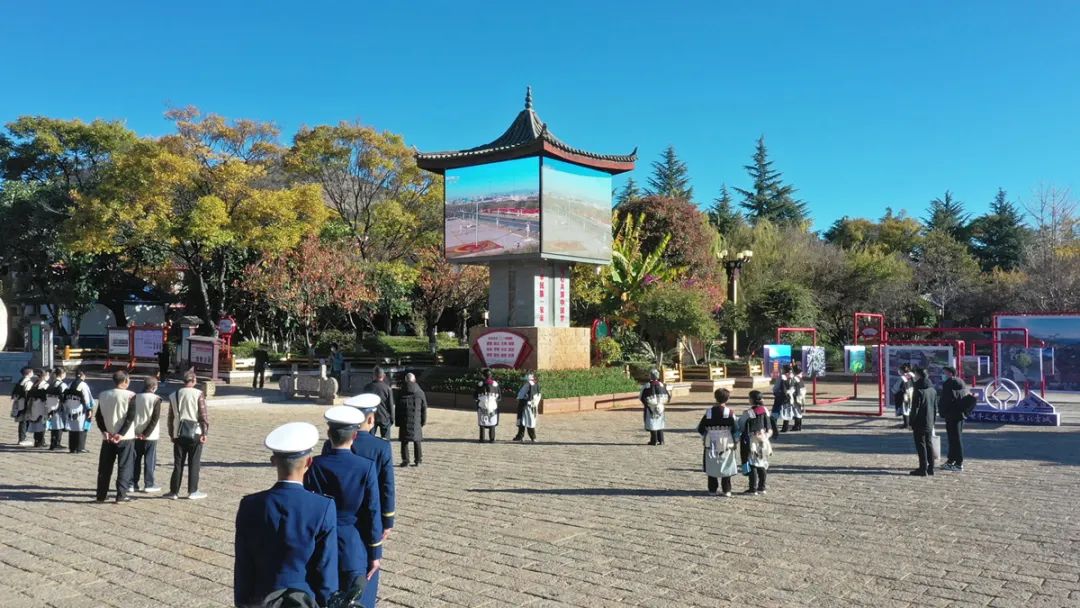 丽江各族干部群众收听收看追悼大会 沉痛悼念江泽民同志 (6).jpg