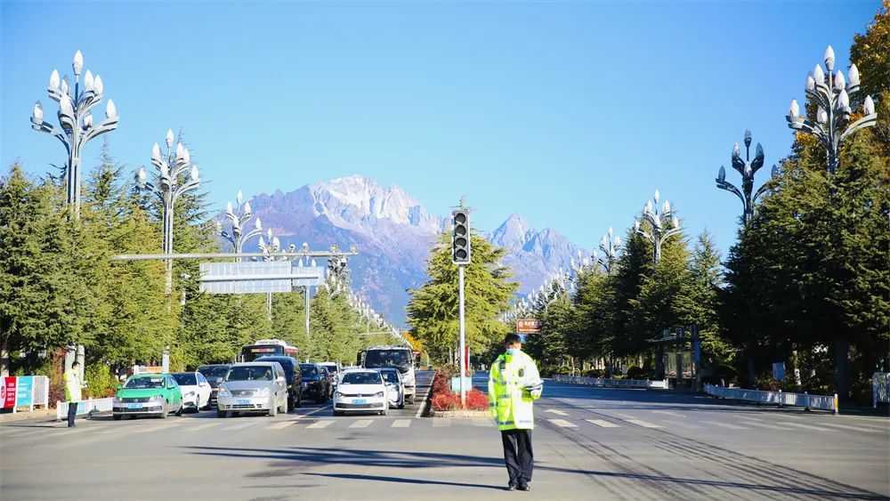 丽江各族干部群众收听收看追悼大会 沉痛悼念江泽民同志 (8).jpg