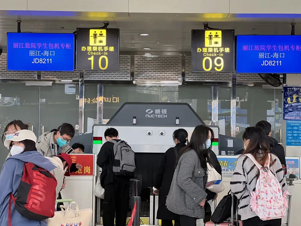 暖心航班！丽江100多名大学生包机回家.jpg