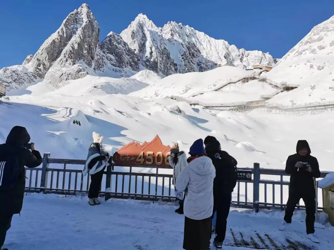 玉龙雪山景区冰雪旅行秩序井然，喜迎八方游客！ (2).jpg