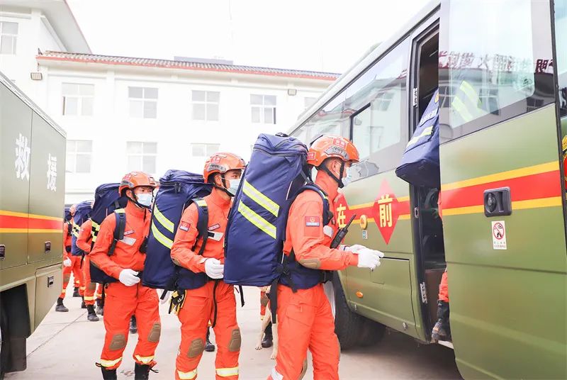 丽江森林消防支队靠前驻防，全力筑牢森林防灭火防线 (6).jpg