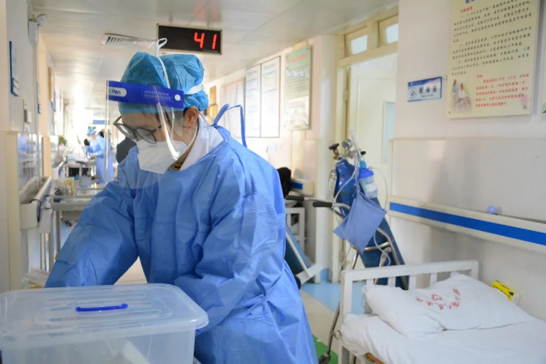 丽江怀孕30周护士晕倒在岗位上……致敬为生命坚守的医护人员.jpg