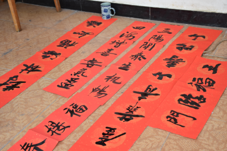 民革丽江市总支部开展社会服务送春联活动 (5).png