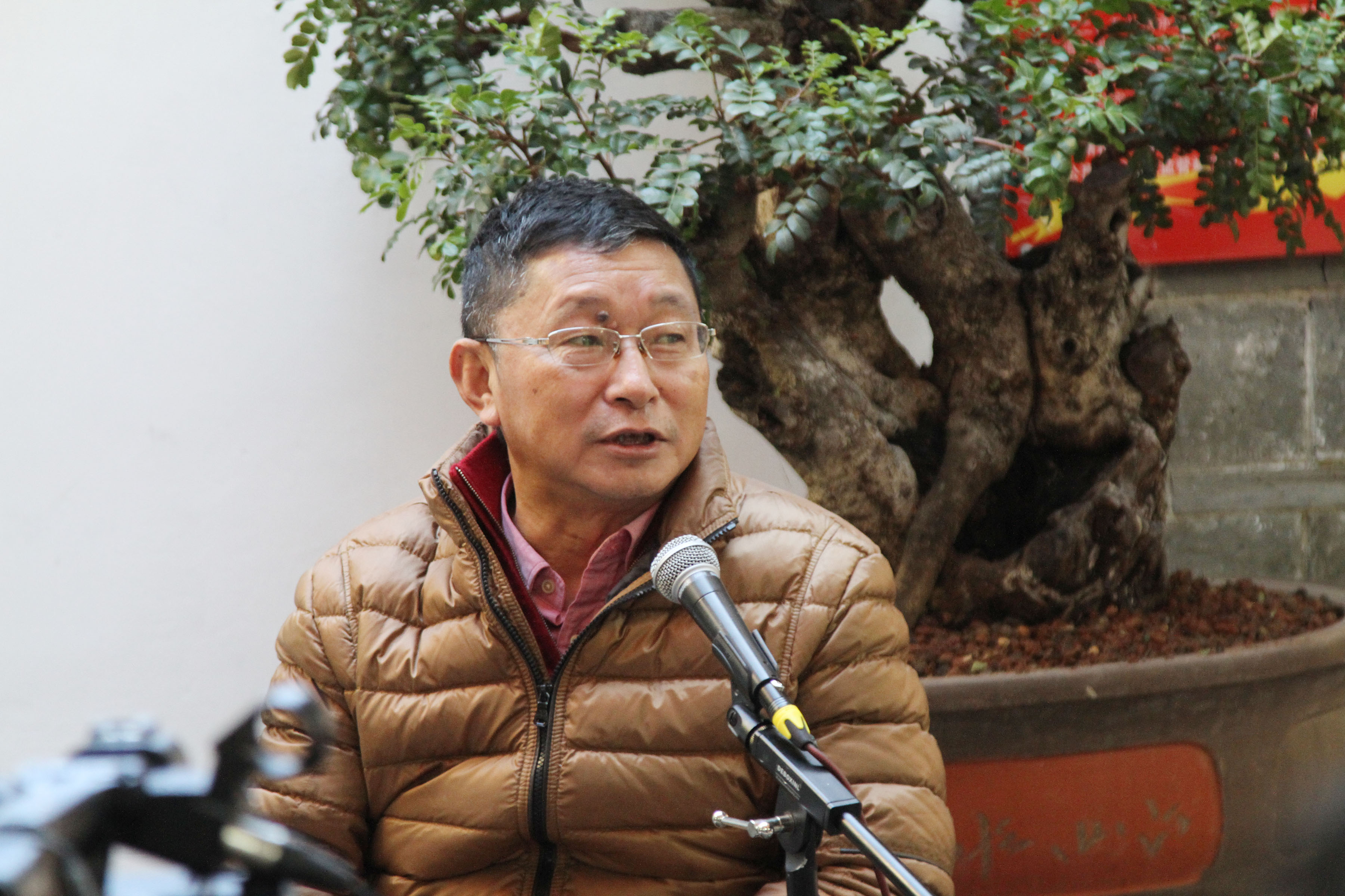 著名作家阿来在丽江古城开讲   交谈地方知识与文学写作 (2).jpg